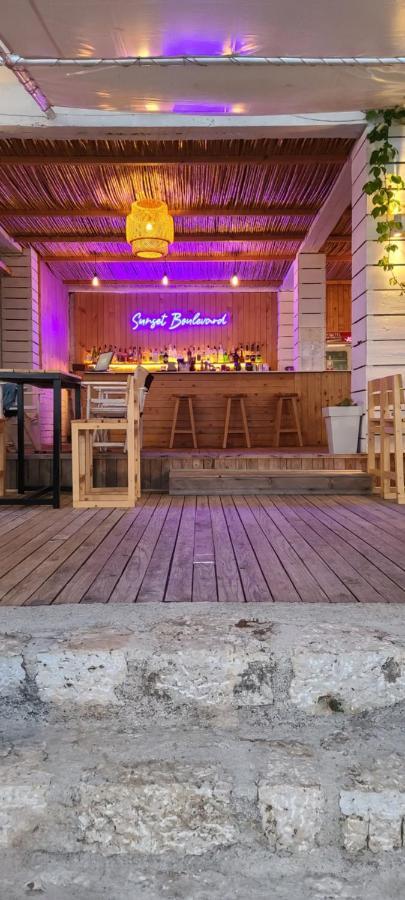 Sunset Boulevard Hotel Qeparo Exterior photo